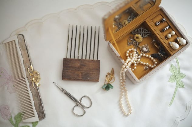 vintage-jewelry-box-and-combs-588208508-a948392161fe4236b85b832aa837ce70
